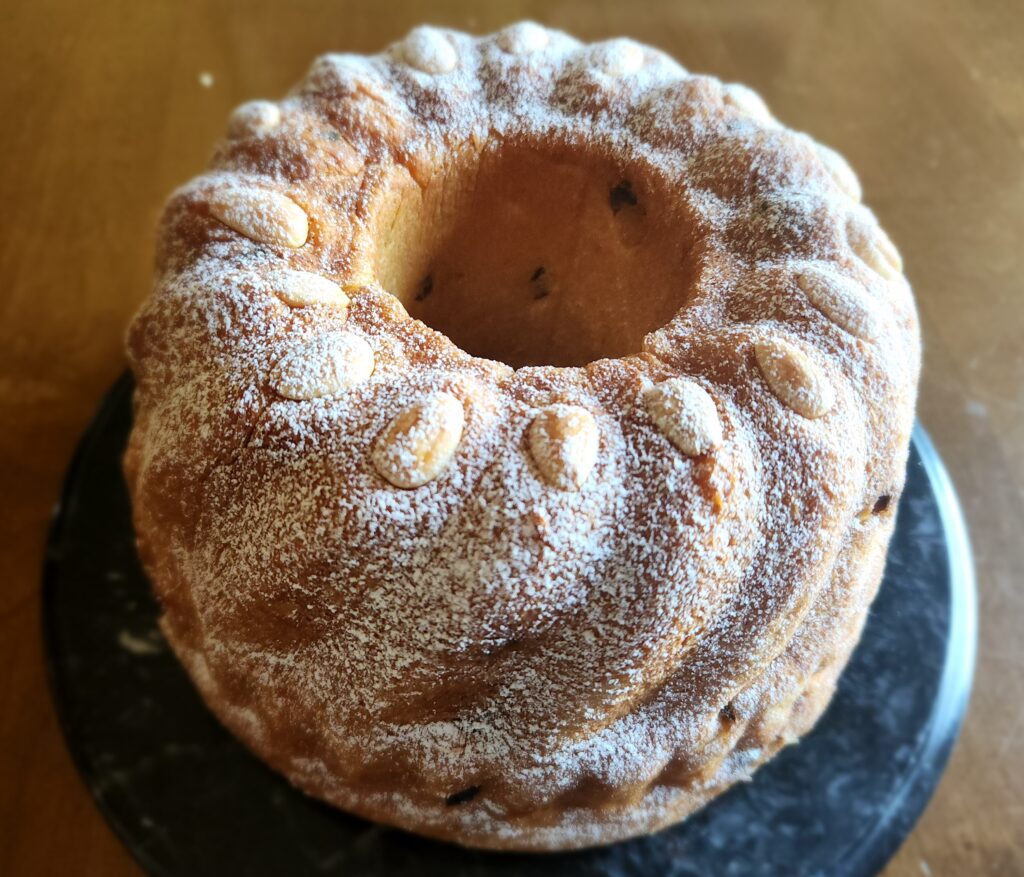 A bundt cake sitting on top of a black plate.